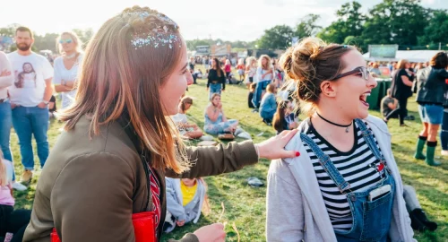 sisters-laughing-at-music-festival-2026-01-05-05-53-05-utc