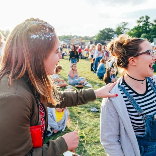 sisters-laughing-at-music-festival-2026-01-05-05-53-05-utc